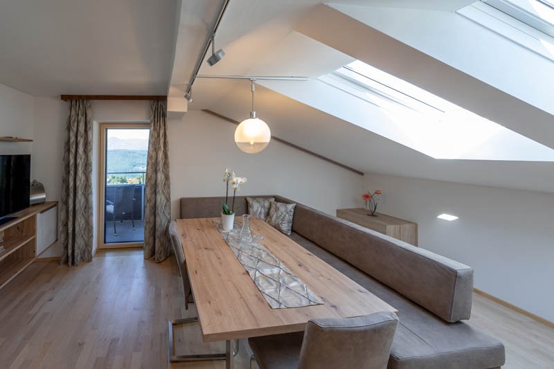 Essgruppe mit Ausgang zum Balkon