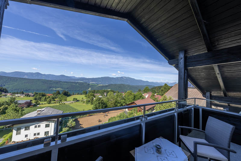 Balkon mit Aussicht auf den Millstätter See und den umliegenden Bergen